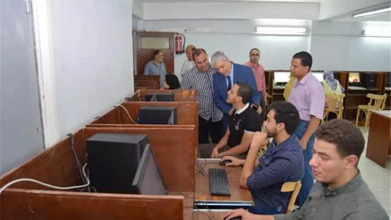 طلاب صيدلة سوهاج يؤدون الامتحان المعرفى الالكتروني الموحد