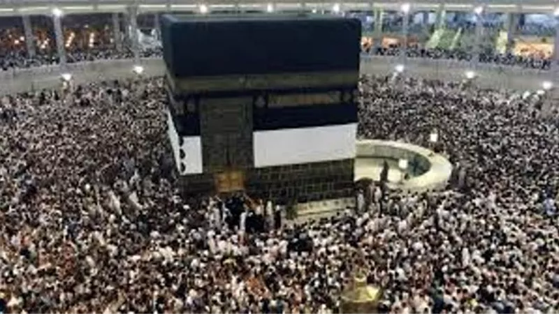 رفع الجزء السفلي من الكعبة المشرفة استعداداً لموسم الحج