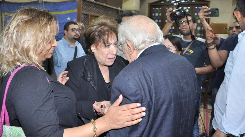 نجوم الفن والمشاهير يواسون القدير رشوان توفيق في وفاة زوجته.. صور
