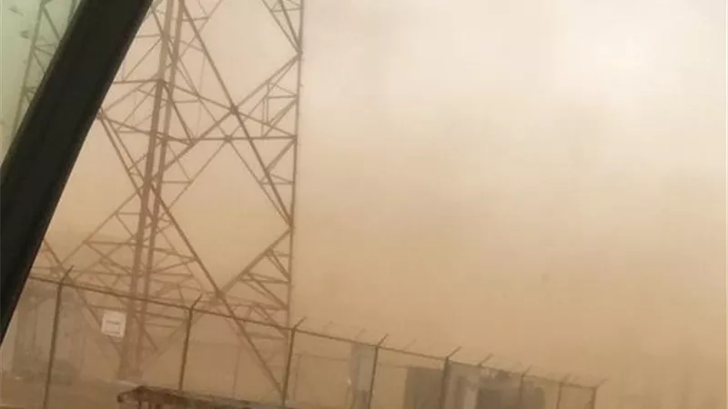 عاصفة ترابية في السعودية تتسبب في تحطم السيارات والمباني .. فيديو