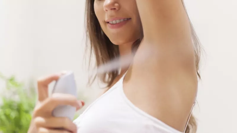تعرف على حقيقة خطورة استخدام مزيلات العرق