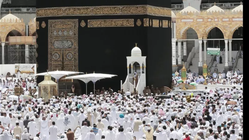 حجاج سوهاج يطالبون بتجهيز اماكن صحية للبس و إرتداء الاحرام بمطار الاقصر
