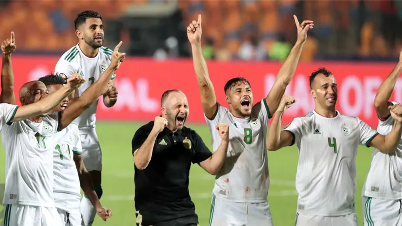 أول حاكم عربي يهنئ منتخب الجزائر بالحصول على كأس أفريقيا