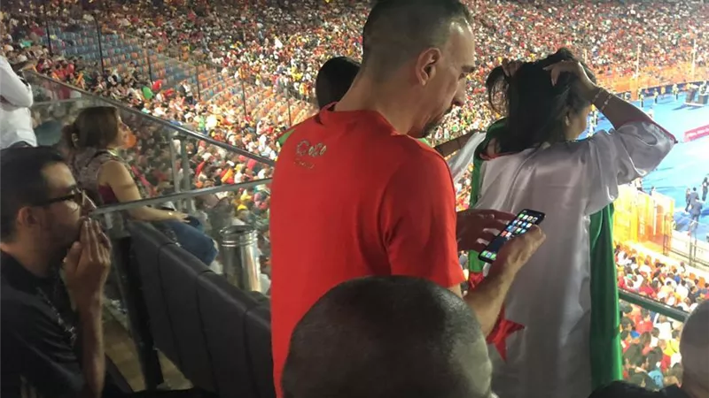 فرانك ريبريه لاعب منتخب فرنسا يشارك الجزائر فرحة الفوز بأمم أفريقيا فى إستاد القاهرة .. صور
