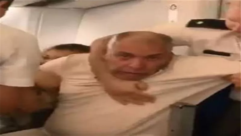 المصرى المعتدى عليه بالطائرة الرومانية يروى لأسامة كمال تفاصيل جديدة عن الواقعة