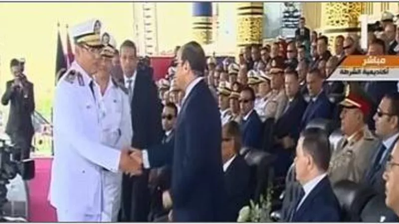 اللواء احمد ابراهيم يهدي درع الاكاديمية الى الرئيس السيسي بحفل تخرج طلاب الشرطة