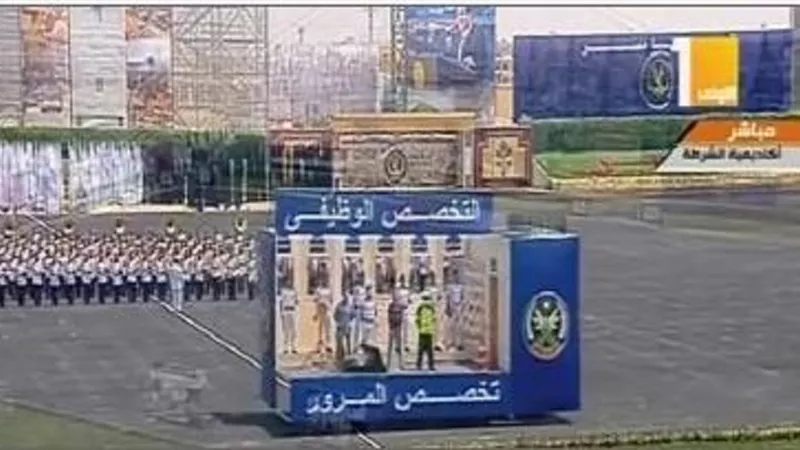 السيسي يشهد عروضا وتشكيلات قتالية لطلبة كلية الشرطة الجدد ... صور