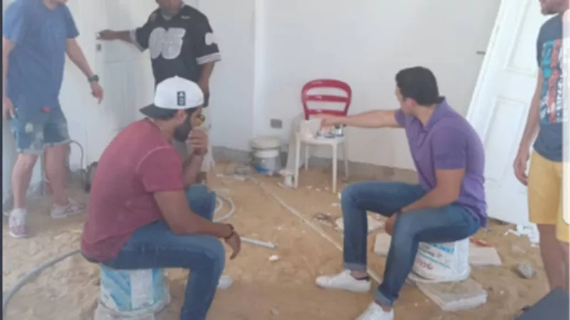 من داخل اكوام الرمال والتكسير.. أحمد فهمى يجهز عش الزوجية .. صور