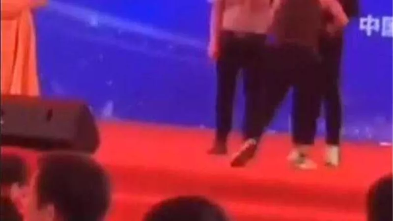 ممثل شهير يتعرض للطعن على المسرح.. فيديو