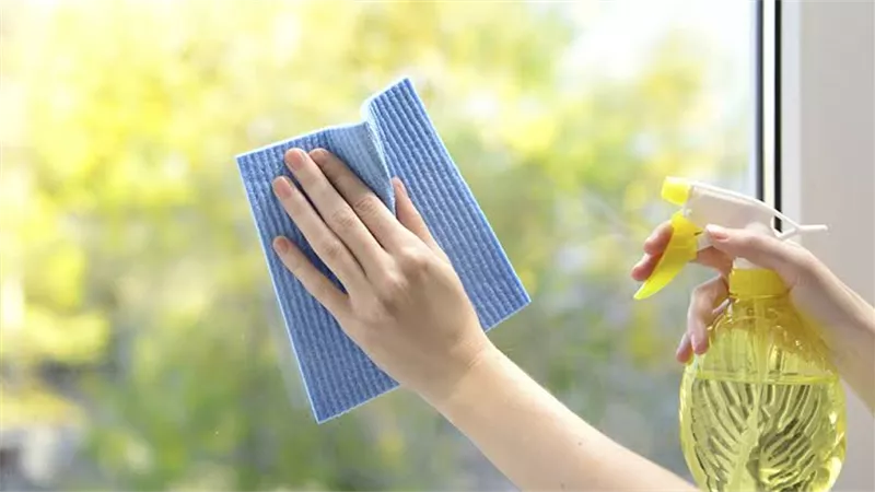 وصفة سهلة ورخيصة لتلميع الزجاج والمرايا