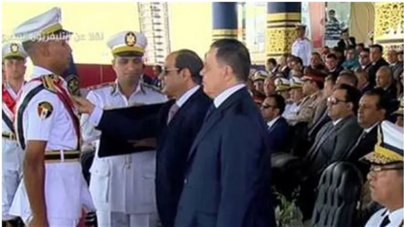 السيسي يمنح اوائل الخريجين في كلية الشرطة نوط الامتياز من الطبقة الثانية.