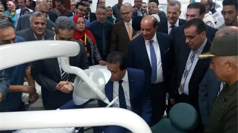 وزير التعليم العالي يفتتح مستشفى طب الأسنان بجامعة القناة ..صور