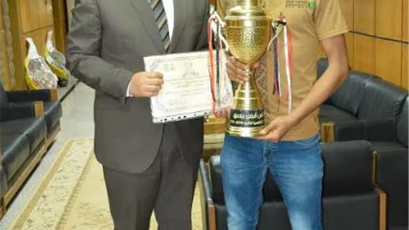طالب بجامعة أسيوط يحصد كأس المركز الأول على مستوى الجمهورية