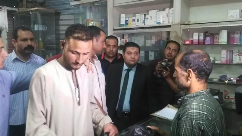 بائع متجول يمثل جريمة ذبحة لطالب يعمل بصيدلية فى البحيرة