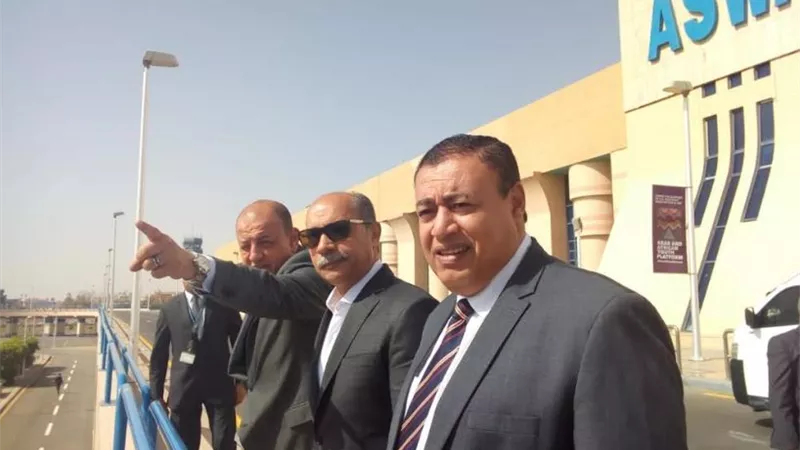 وزير الطيران المدنى يتفقد مطار أسوان الدولى لمتابعة سفر حجاج الوجه القبلى