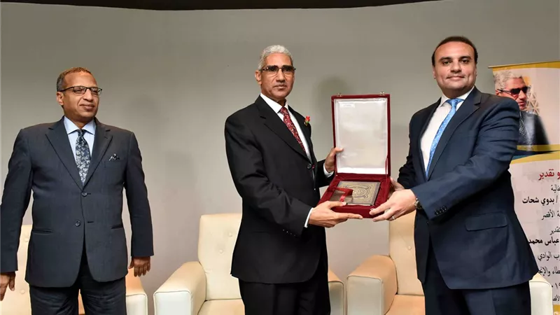 تكريم رئيس جامعة جنوب الوادى بالأقصر