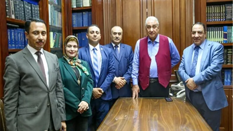 بالصور.. عاشور يلتقي المحامين المشتركين في دورة 