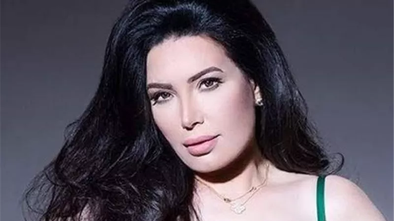 عبير صبرى تسب معجبه بلفظ خارج
