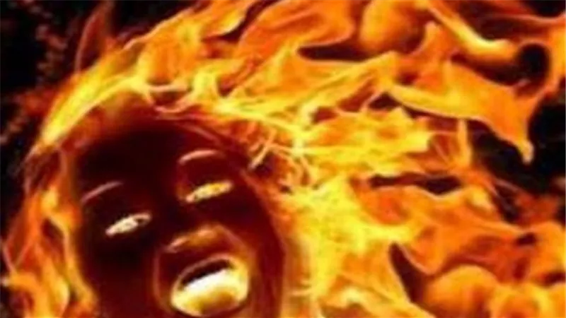 بسبب تهديدها له.. يشعل النيران فى جثتها بعد خنقها ويتركها للكلاب تنهشها