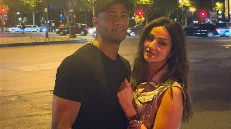 فى اطلالة رومانسية ... محمد رمضان ينشر صورة مع زوجته من باريس