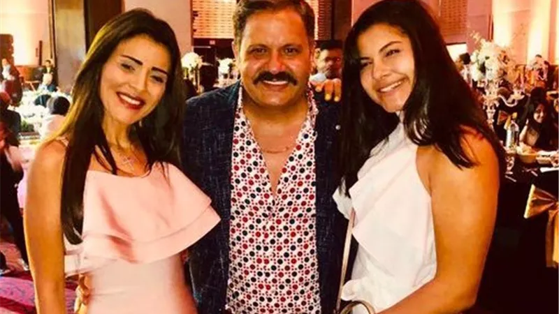 ادوارد يشعل السوشيال ميديا بصورة مع زوجته وابنته