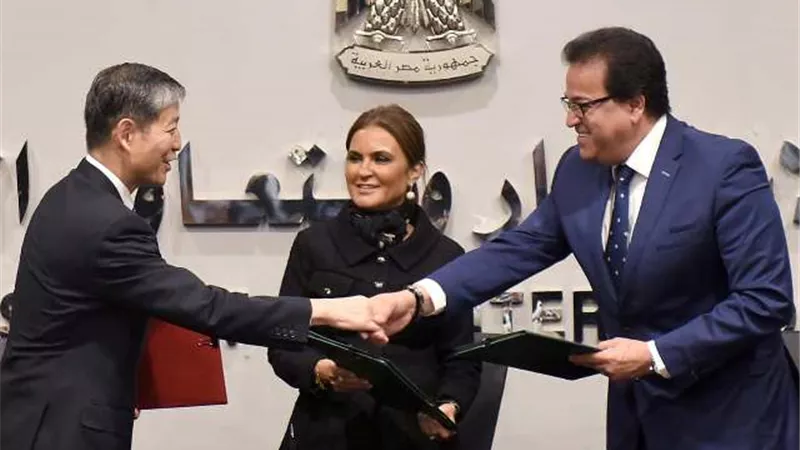 مصر والصين توقعان منحة لتوريد المعدات التعليمية للكلية المصرية الصينية بجامعة قناة السويس