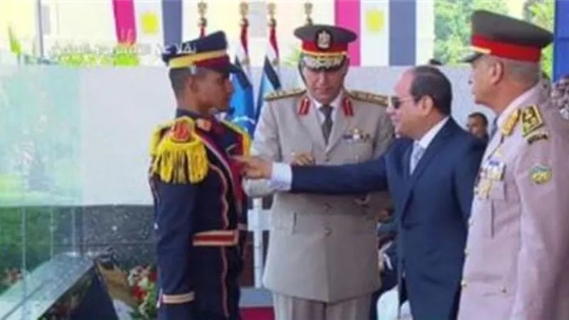 الرئيس يمنح نوط الواجب لأوائل خريجي الكليات العسكرية