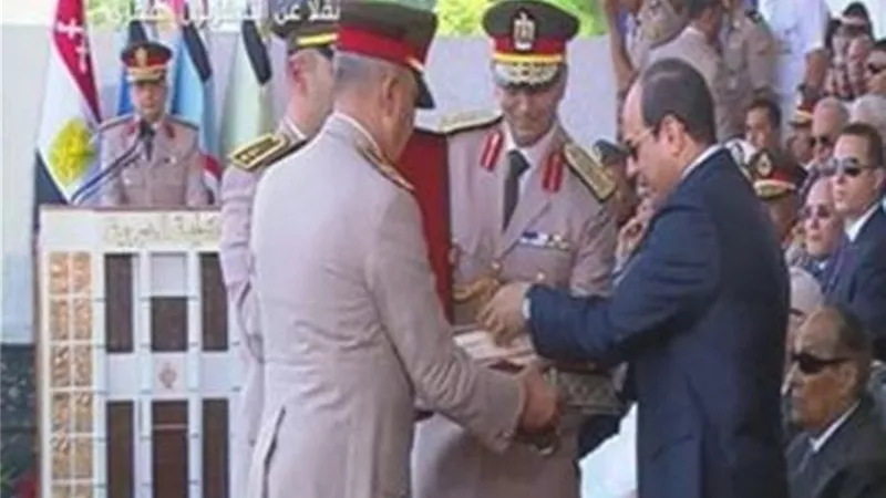 مدير الكلية الحربية يقدم مصحفا للرئيس السيسي