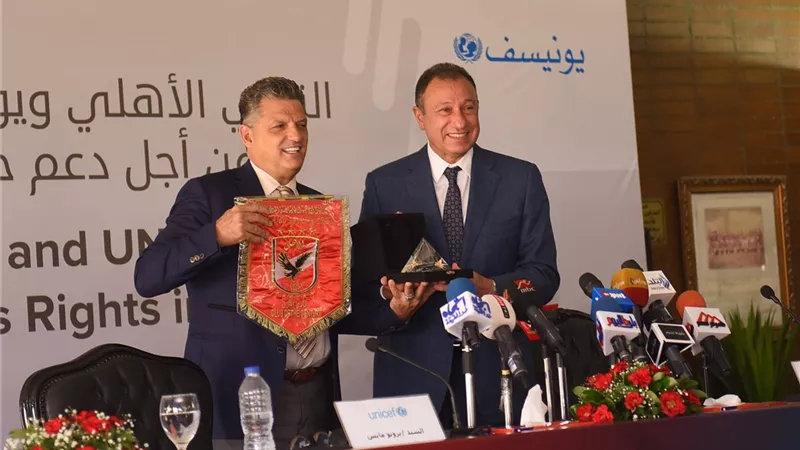 الخطيب يهدي 