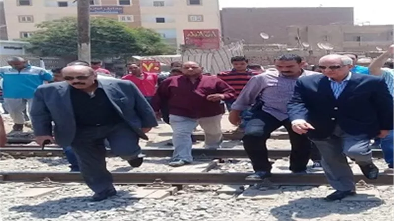 محافظ الجيزة يضبط سيارة تلقى مخلفات الصرف الصحى بترعة شبرامنت