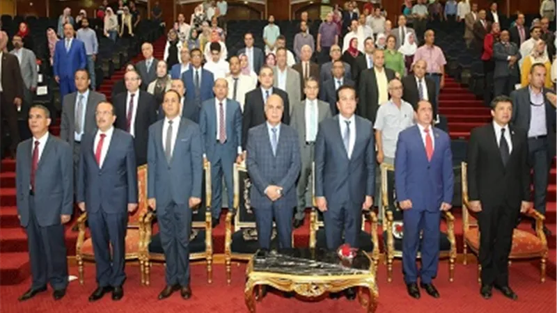 وزير التعليم العالي يكرم رئيس جامعة كفرالشيخ ويشيد بانجازات الجامعة