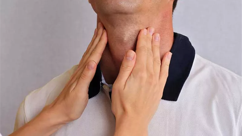 10 علامات تنذرك بأمراض الغدة الدرقية.. تعرف عليها