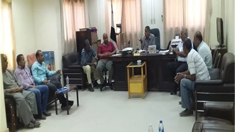 رئيس مركز الزينية شمال الأقصر يتابع اعمال النظافة مع رؤساء القرى