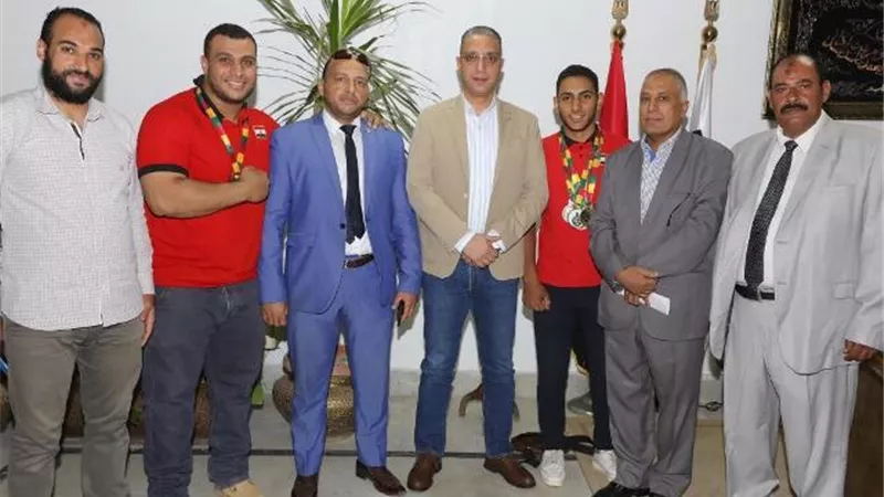 محافظ سوهاج يكرم أبطال أفريقيا للقوة ومصارعة الذراعين
