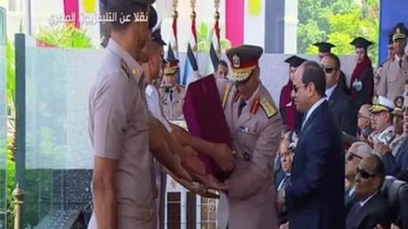أوائل الخريجين يقدمون درع الكليات والمعاهد العسكرية للرئيس السيسي