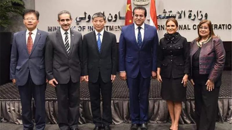 وزيرا الاستثمار والتعليم العالي يوقعان منحة صينية لجامعة القناة ..صور