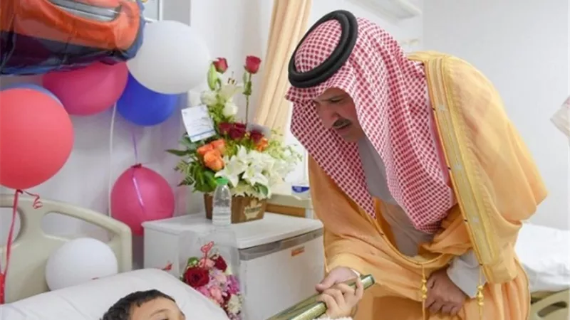 أمير المدينة المنورة يطمئن على الطفل المصري الذي فقد والديه