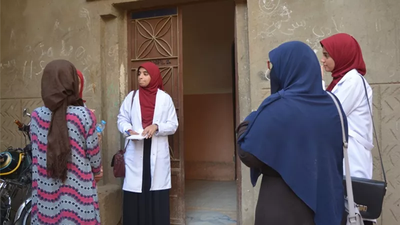 حملة توعوية عن الصحة الانجابية ينظمها طلاب صيدلة سوهاج بقرية ادفا