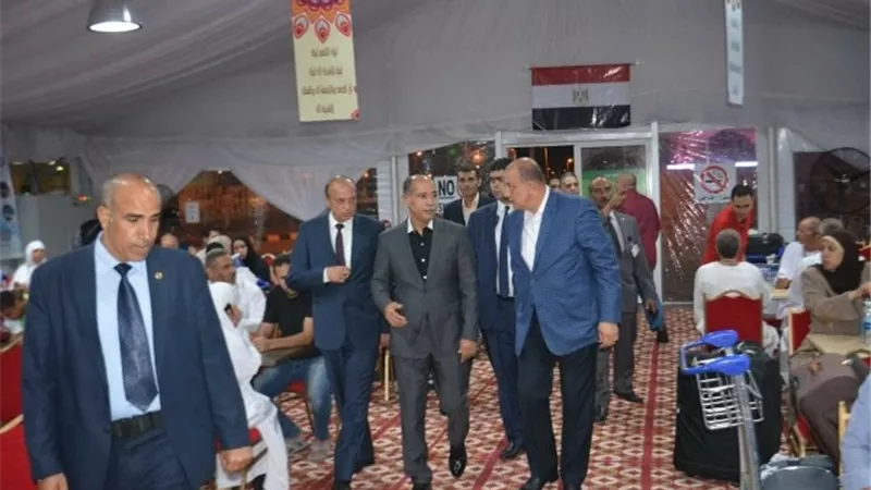 وزير الطيران المدنى يتفقد مطار برج العرب الدولى لمتابعة سفر حجاج بيت الله الحرام