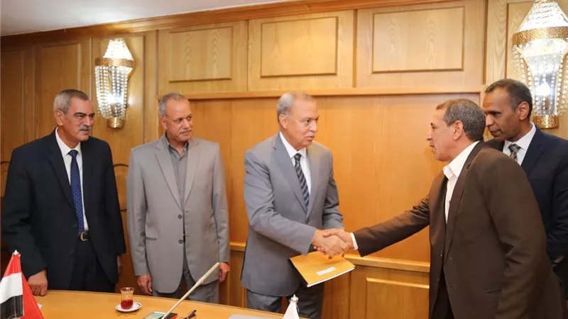 محافظ قنا يسلم ثلاث عقود لجمعيات اهلية لتنفيذ مشروعات الاقراض الصغيرة ومتناهي الصغر