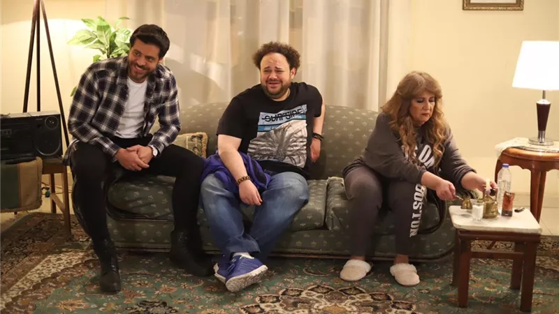 مدحت تيخا بائع ملابس علي الرصيف في 