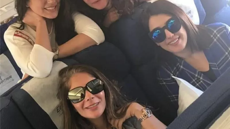 صورة جديدة تجمع جميلات الفن على متن الطائرة