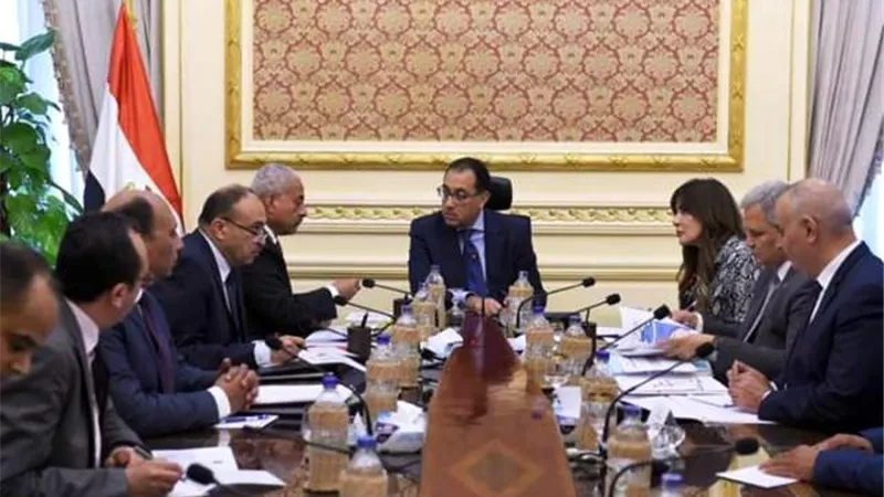 رئيس شركة مياة القناة يناقش مشاكل الصرف الصحى بالسويس مع رئيس الوزراء