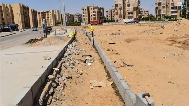 رئيس جهاز مدينة الشروق يتابع أعمال رفع كفاءة الطرق .. صور