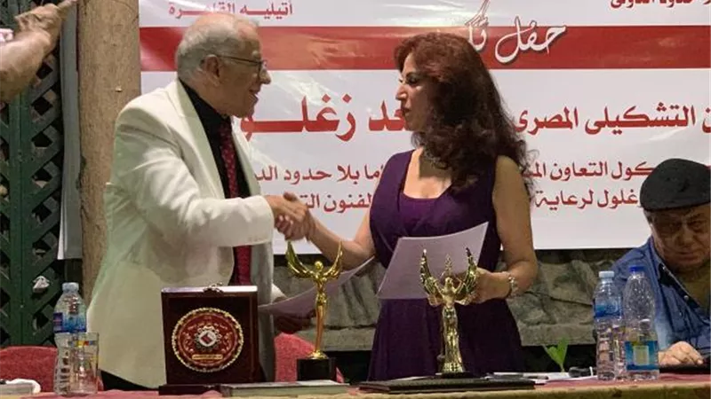 معهد دراما بلا حدود الدولى يمنح درع شخصية العام للفنان الشكيلى سعد زغلول