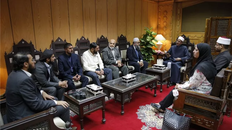رئيس أئمة بريطانيا : مساجدنا تحتاج منهج الأزهر