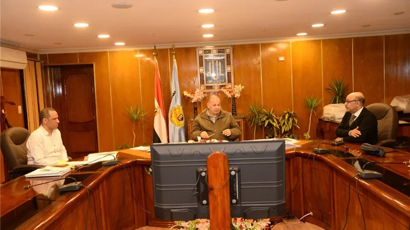 محافظ أسيوط يواصل متابعته لتنفيذ المبادرات الرئاسية في قطاع الصحة