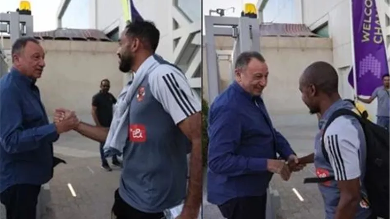 الخطيب يؤازر لاعبي الأهلي قبل مواجهة اتحاد جدة - شاهد