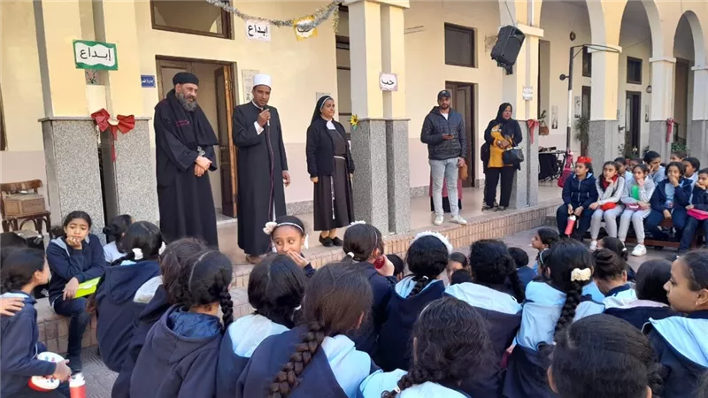 مكتبة مصر المتنقلة فى مدرسة الراهبات بالأقصر