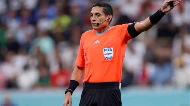 الفنزويلي جيسوس فالينزويلا حكما لمباراة الأهلي واتحاد جدة